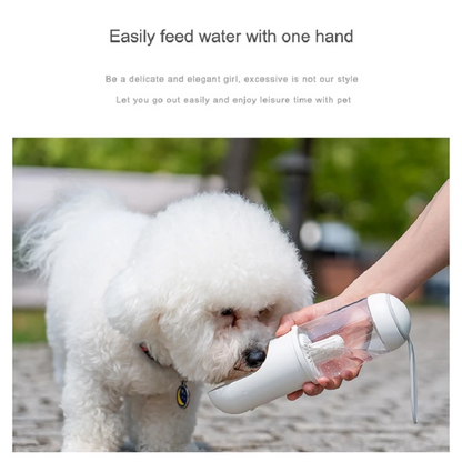 Cão branco a beber água de Outdoor Travel Pet Water Dispenser Pet Dog Cat Water Bottle numa garrafa portátil prática para uso ao ar livre, ideal para manter pets hidratados.