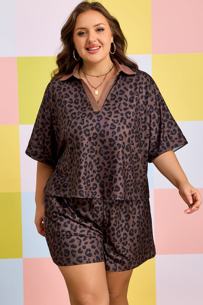 Mulher sorridente vestindo Brown Plus Size Leopard Short Set com estampa de leopardo em fundo colorido, transmitindo conforto e estilo natural.