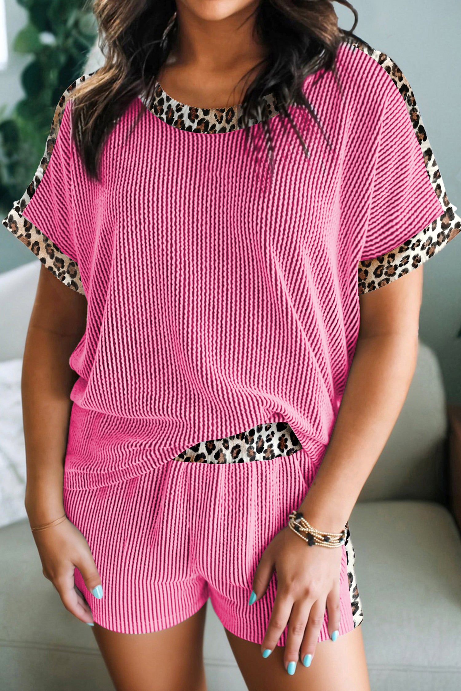 Conjunto confortável Light Grey Leopard Trim Twist Ribbed Short Set em tecido leve, perfeito para estilo casual, promovendo bem-estar natural e vitalidade no dia a dia.
