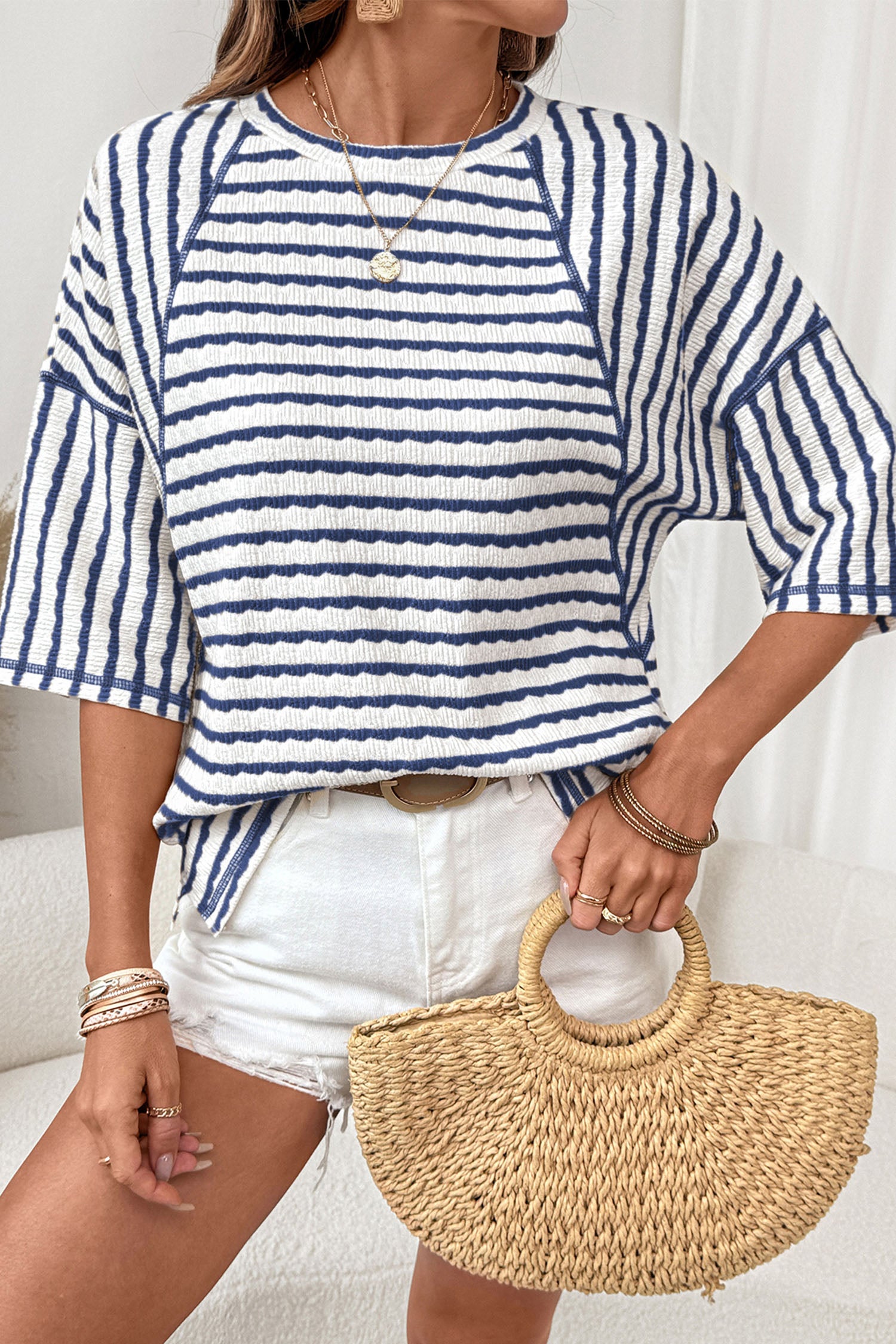 Mulher vestindo Apricot Stripe Textured Knit Split Hem Half Sleeve Loose Top com listras azuis e brancas, combinando com acessórios naturais e look casual elegante, ideal para suplementos premium naturais para energia, vitalidade e saúde cognitiva, desenvolvidos para o mercado português.