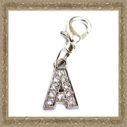 Pingente em forma de letra A com cristais brilhantes, parte da coleção A-Z Crystal Letter Pet Charms, ideal para personalizar acessórios com estilo e elegância.