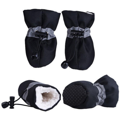 Conjunto Dogs Winter Warm Shoes 4 PCS Set em tecido preto com interior forrado para conforto e proteção térmica, ideal para manter as patas do seu cão quentes no inverno.