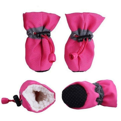 Conjunto Dogs Winter Warm Shoes 4 PCS Set em rosa, botas térmicas resistentes com interior acolchoado para conforto e proteção, ideais para manter a vitalidade e o bem-estar natural dos cães no inverno.