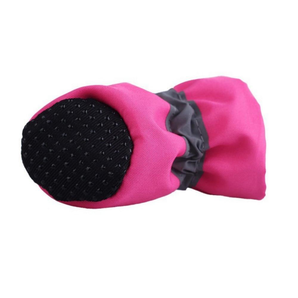Dogs Winter Warm Shoes 4 PCS Set em tecido rosa com sola antiderrapante preta, designed para manter as patas do seu cão aquecidas e protegidas durante o inverno.