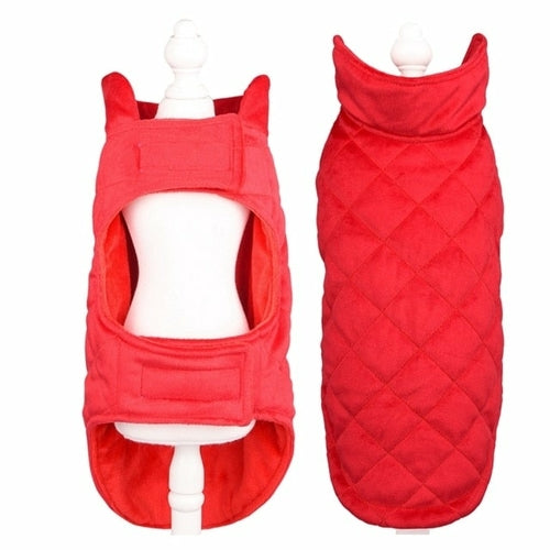 Dogs Winter Warm Vest em tecido acolchoado vermelho, projetado para manter os cães aquecidos no inverno, combinando conforto e proteção para o bem-estar natural do seu animal.